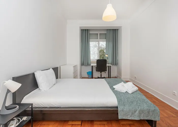Houze_Central Lisbon, 4 Rooms Flat W/ Zoo View